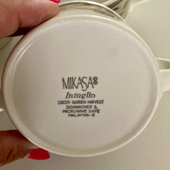 Set of 4 Intaglio Garden Harvest Mugs - Picture 3 of 3